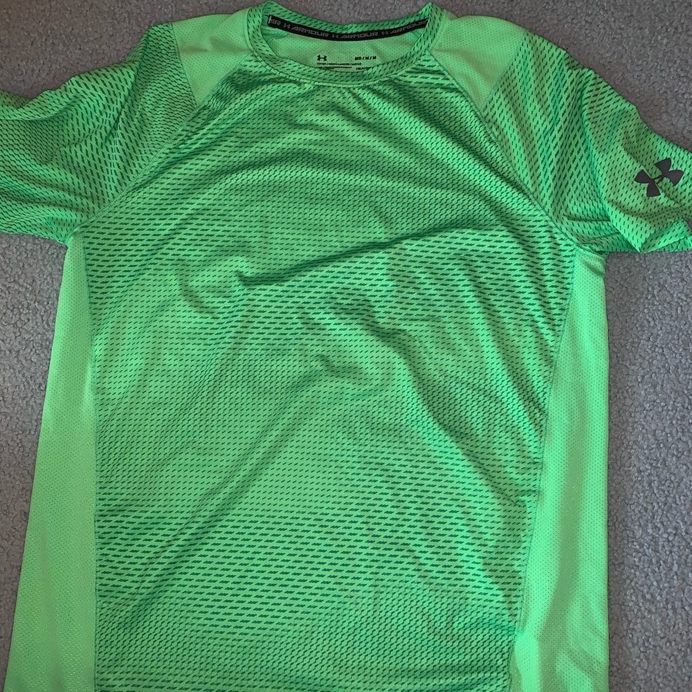 Green under armour shirt - Size M